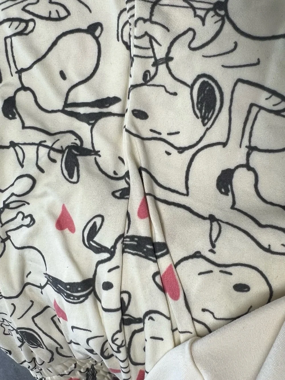 MUNKI MUNKI SNOOPY PEANUTS w/HEARTS  CREAM 2PC P J SET.  SIZE XL. LIKE NEW